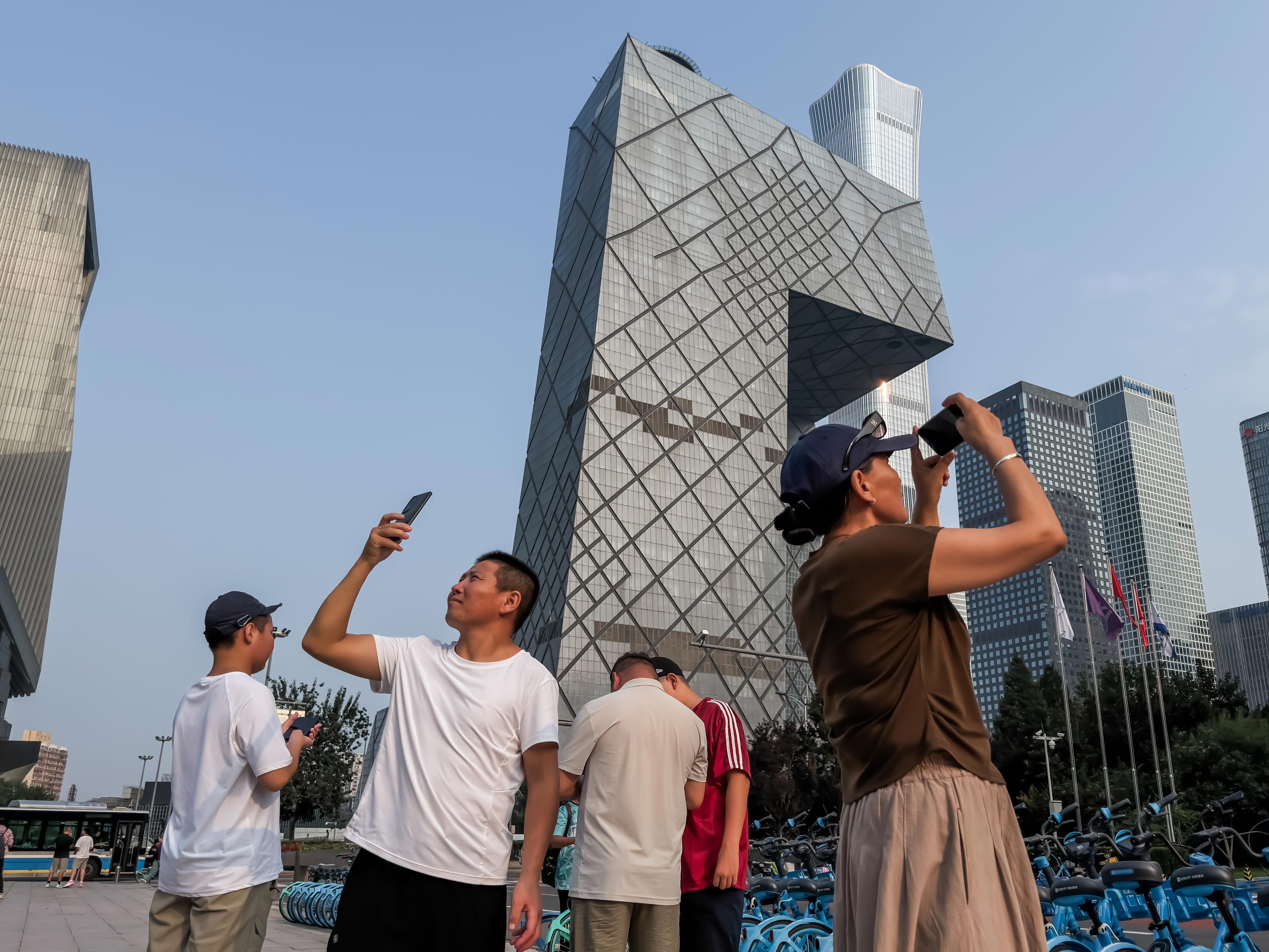 China's biggest apps are inviting the West closer into its insular ...