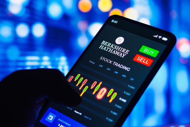 Berkshire Hathaway stock is trailing the S&P 500 by about 10 points this year. History says that usually doesn't last.