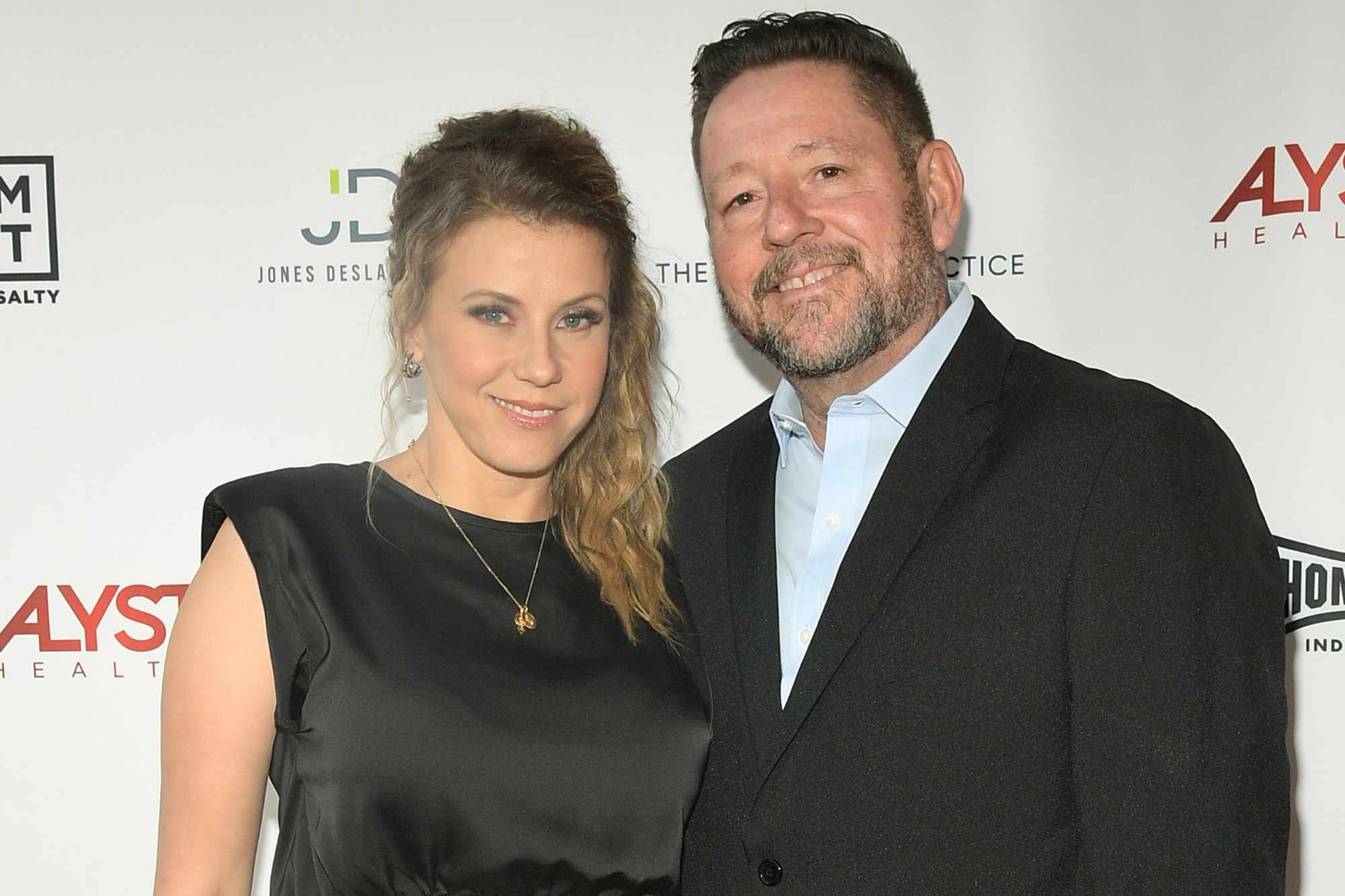 Jodie Sweetin says she and husband sleep in twin beds pushed together: 'No one wakes up angry'