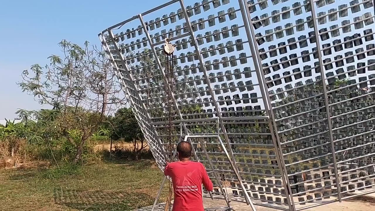 A Thai food vendor cooks chicken in 12 minutes using only sunlight ...