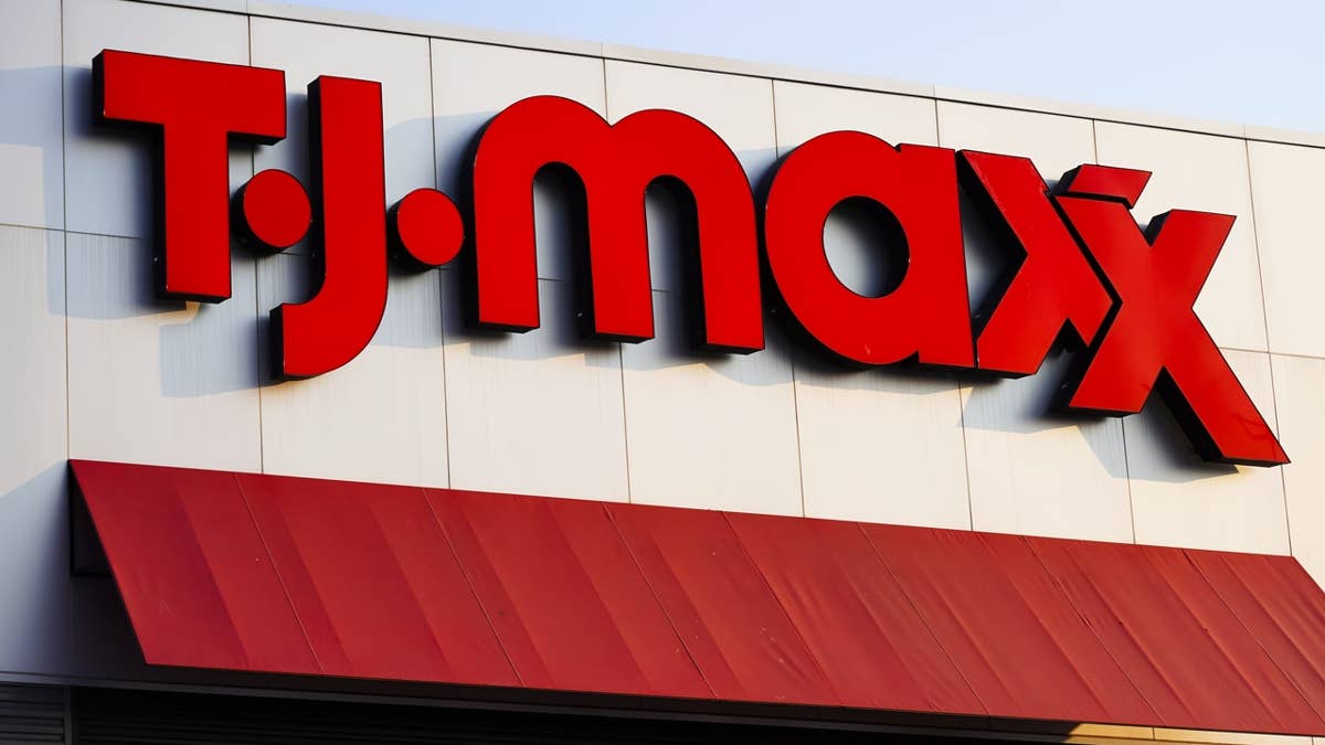 TJ Maxx’s $40 golden retriever table lamp is an adorable way to light ...