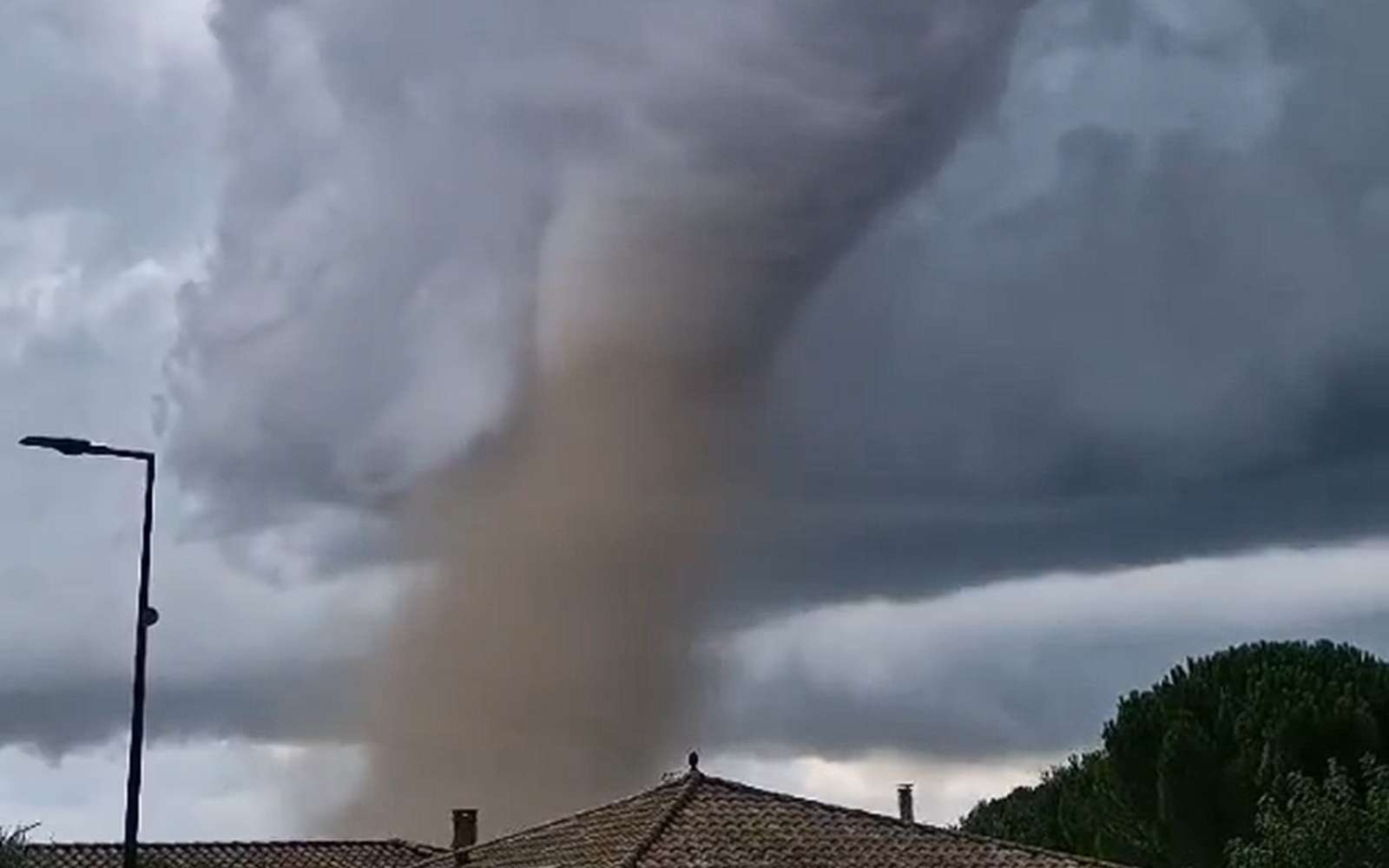 la-tornade-dans-l-aude-a-sid-r-jusqu-aux-chasseurs-d-orages-am-ricains