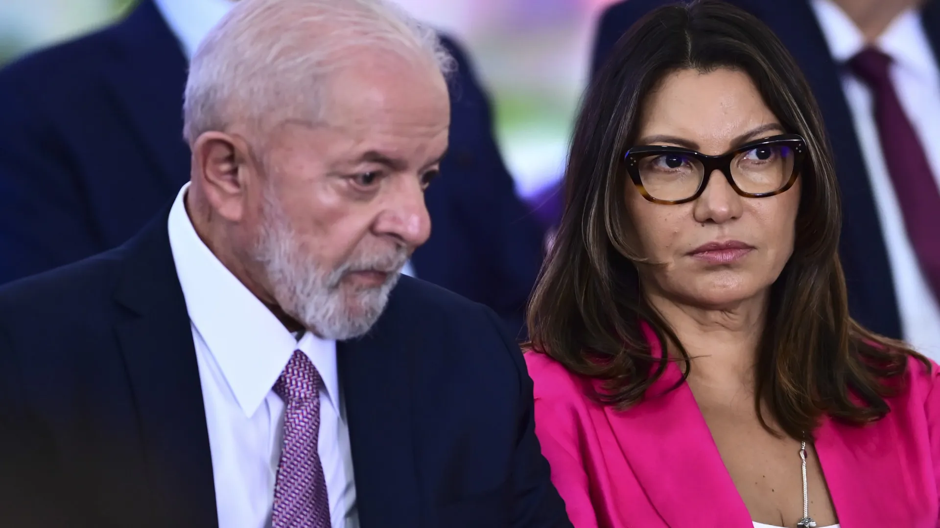 A manifestação ocorreu após Renan Santos afirmar, durante o debate, que o presidente Luiz Inácio Lula da Silva, que não estava presente, seria supostamente um alcoólatra por não suportar a convivência doméstica com a primeira-dama.