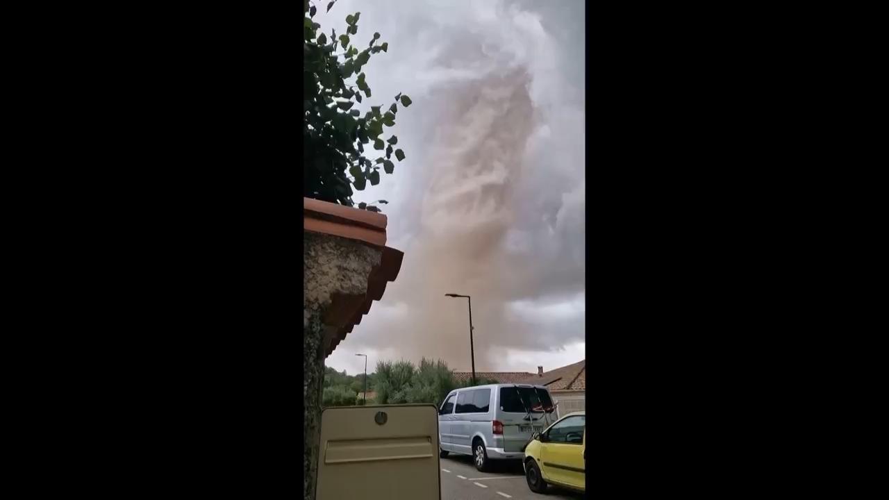 Video shows tornado in southern France