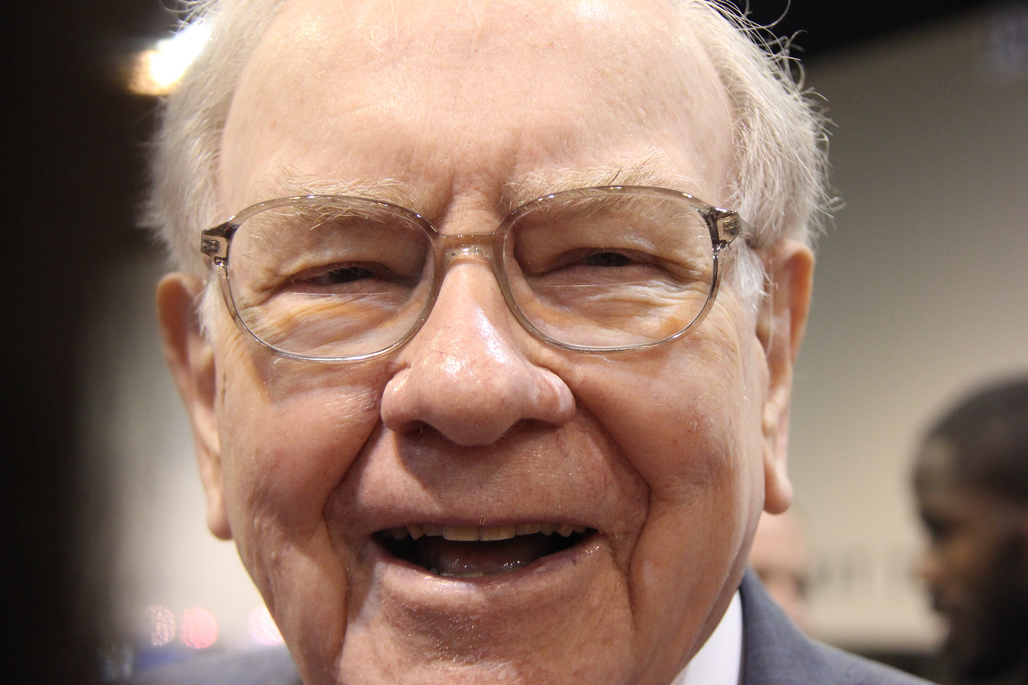 Warren Buffett continues to load up on Alphabet, and this 1 number is the big reason why
