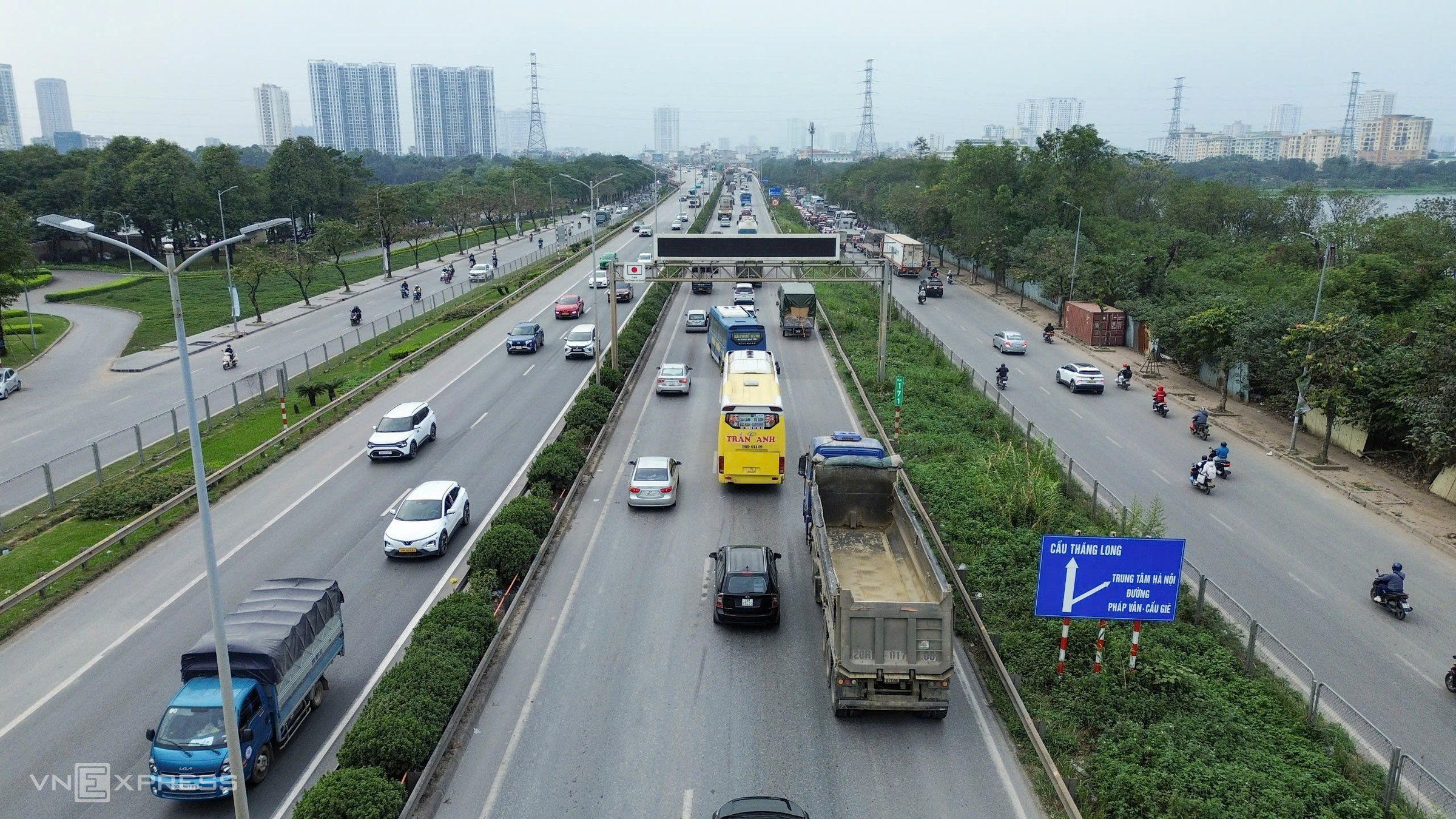 CSGT ra quân xử phạt tài xế không giữ khoảng cách an toàn trên cao tốc