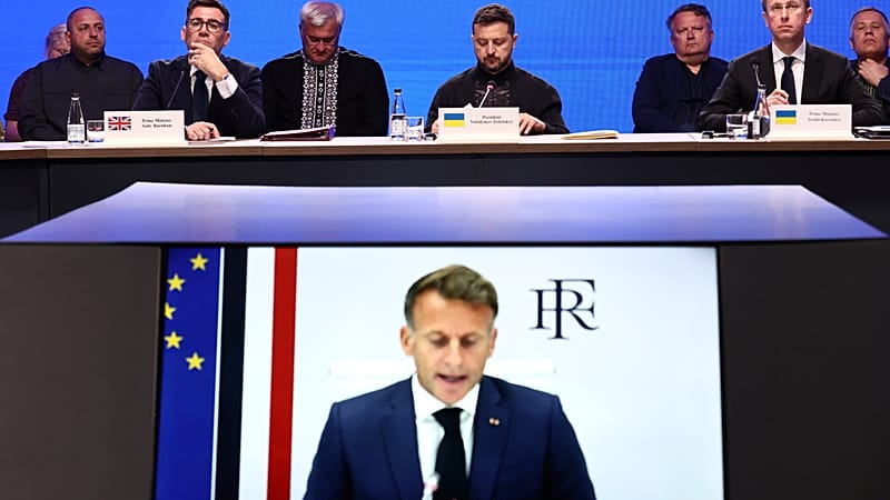 El presidente francés Emmanuel Macron interviene por videoconferencia durante la reunión de la Coalición de los Dispuestos, en Kiev, Ucrania, lunes 24 de agosto de 2026.