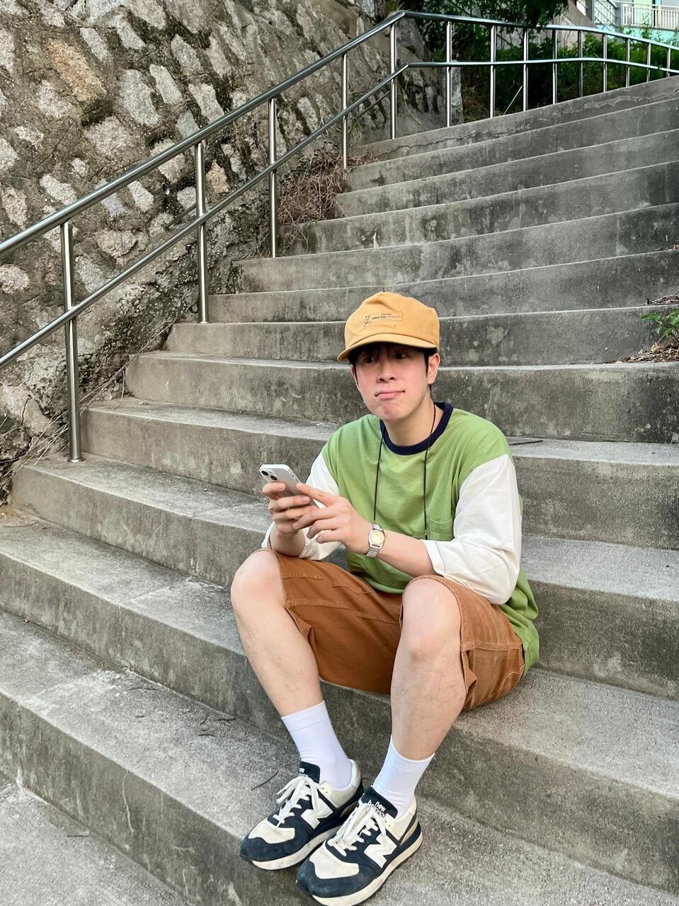 피오, 계단에서 윙크하며 근황…편안한 일상 속 미소