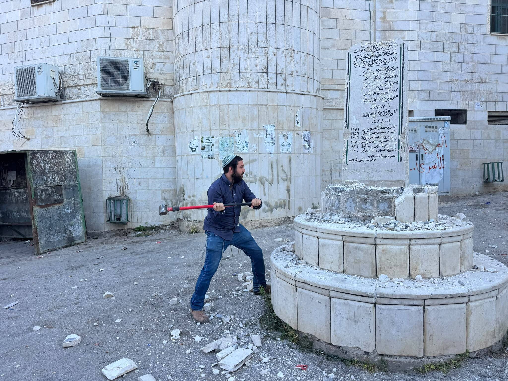 Nghị sĩ Israel đập phá đài tưởng niệm của người Palestine