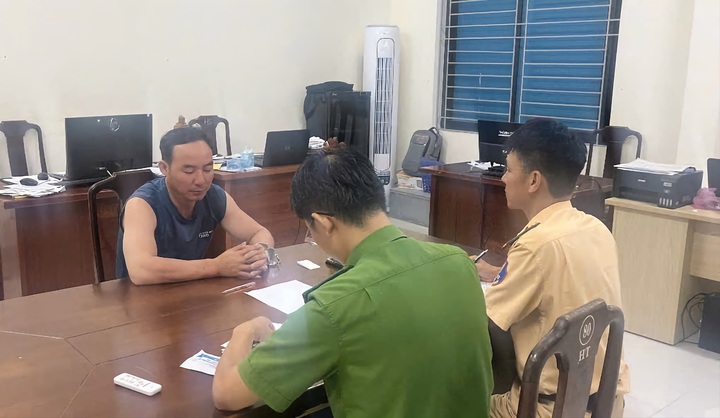 CSGT Huế bắt giữ kẻ trốn truy nã trên xe khách Bắc - Nam