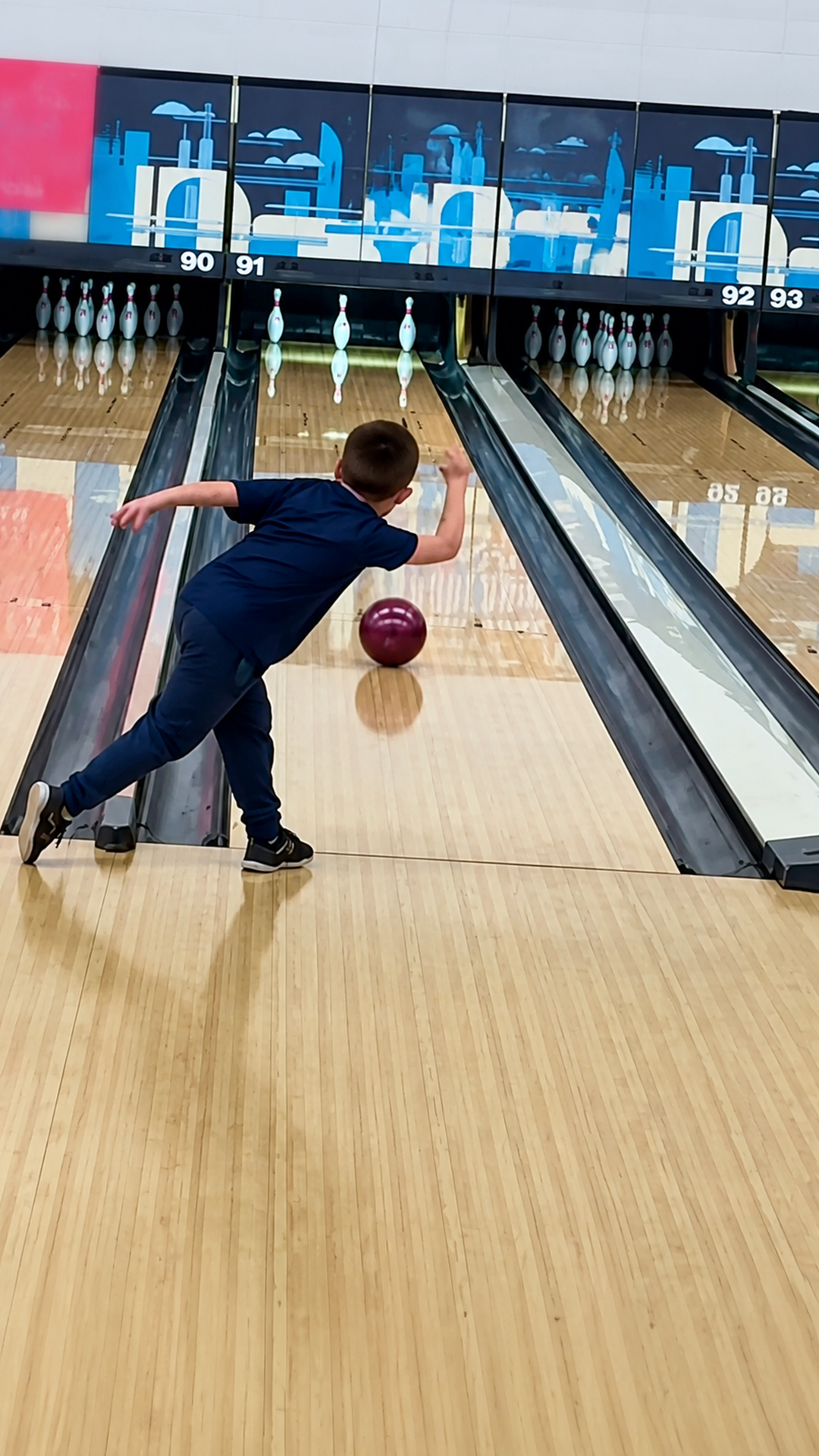 Kid's unexpected bowling stance earns a champion's celebration