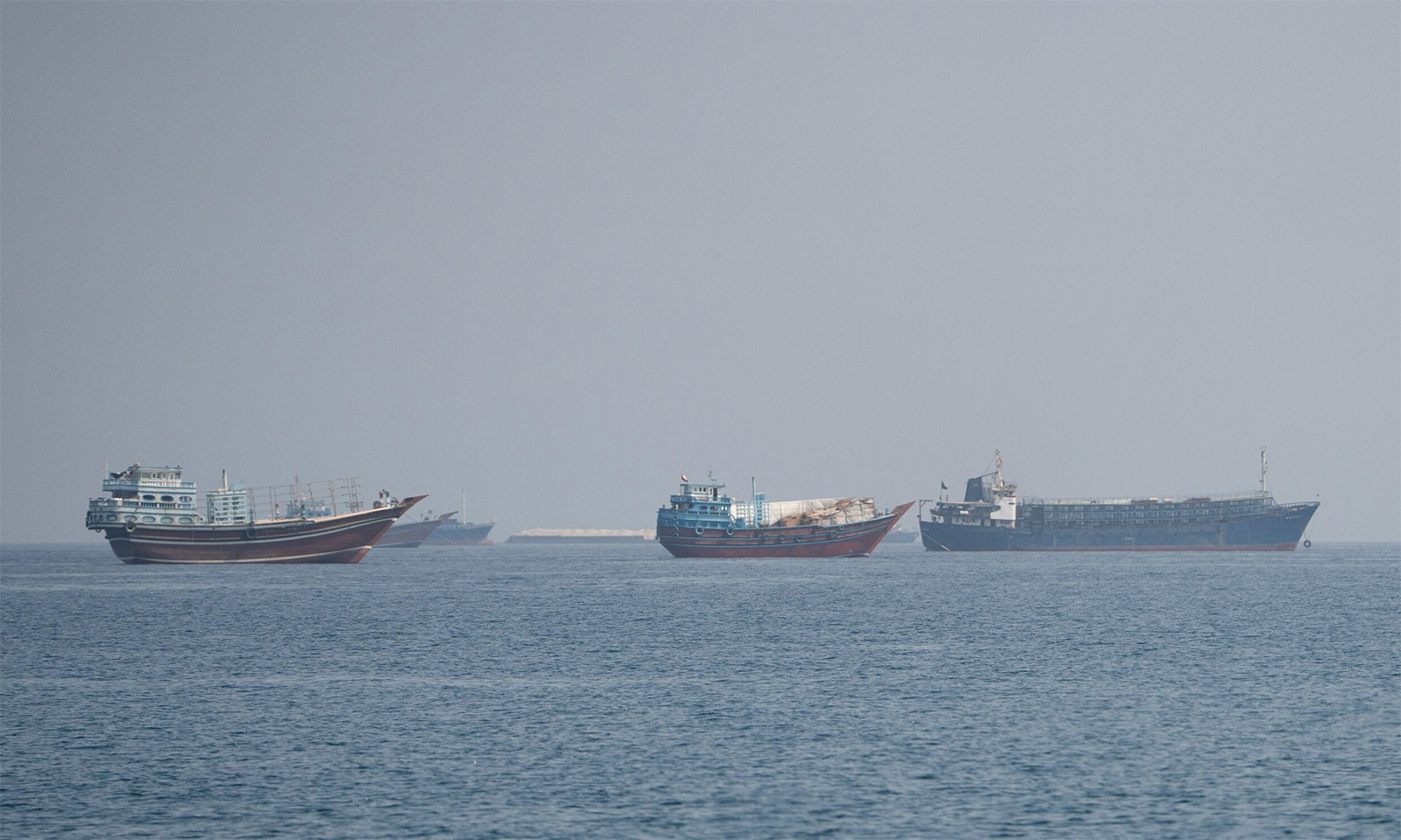 Iran, Oman thảo luận về hành lang tạm thời qua eo biển Hormuz