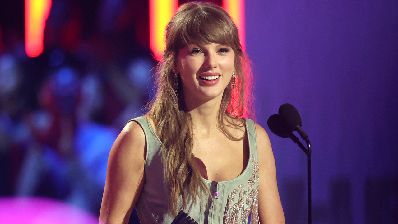 Taylor Swift's Dôen Dress Proves Fashion's Red-and-Green Color Trend Isn't Just for the Holidays
