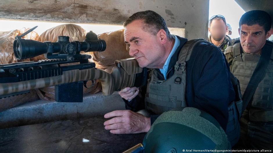 Israel Katz, durante una visita en febrero de 2025 a tropas israelíes en Líbano.