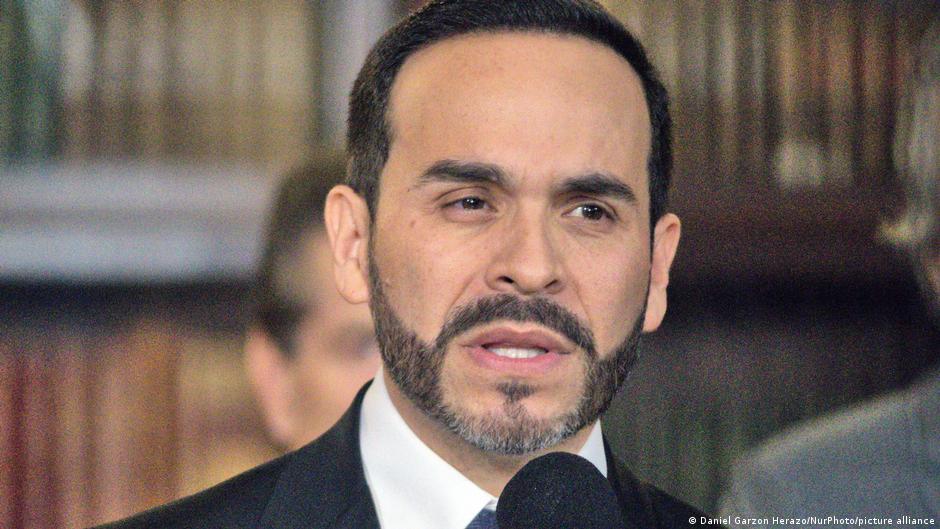 El presidente de Colombia, Abelardo de la Espriella, estaría estudiando la posibilidad de retirar a su país de la Corte Penal Internacional, según fuentes en La Haya.