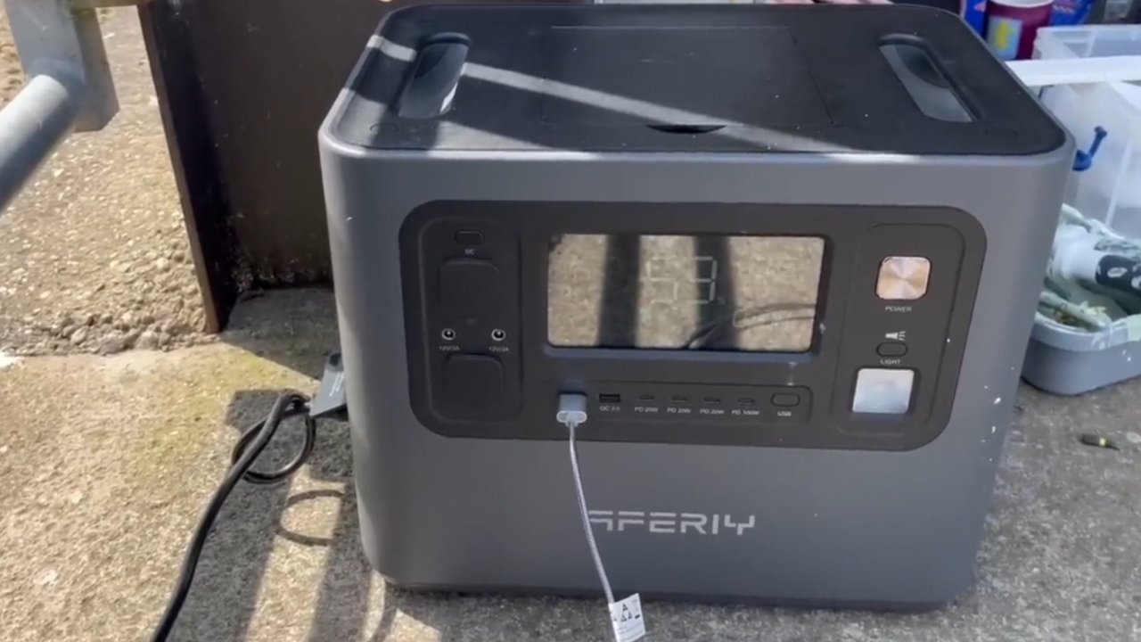 Using solar panels for off grid motorhome power