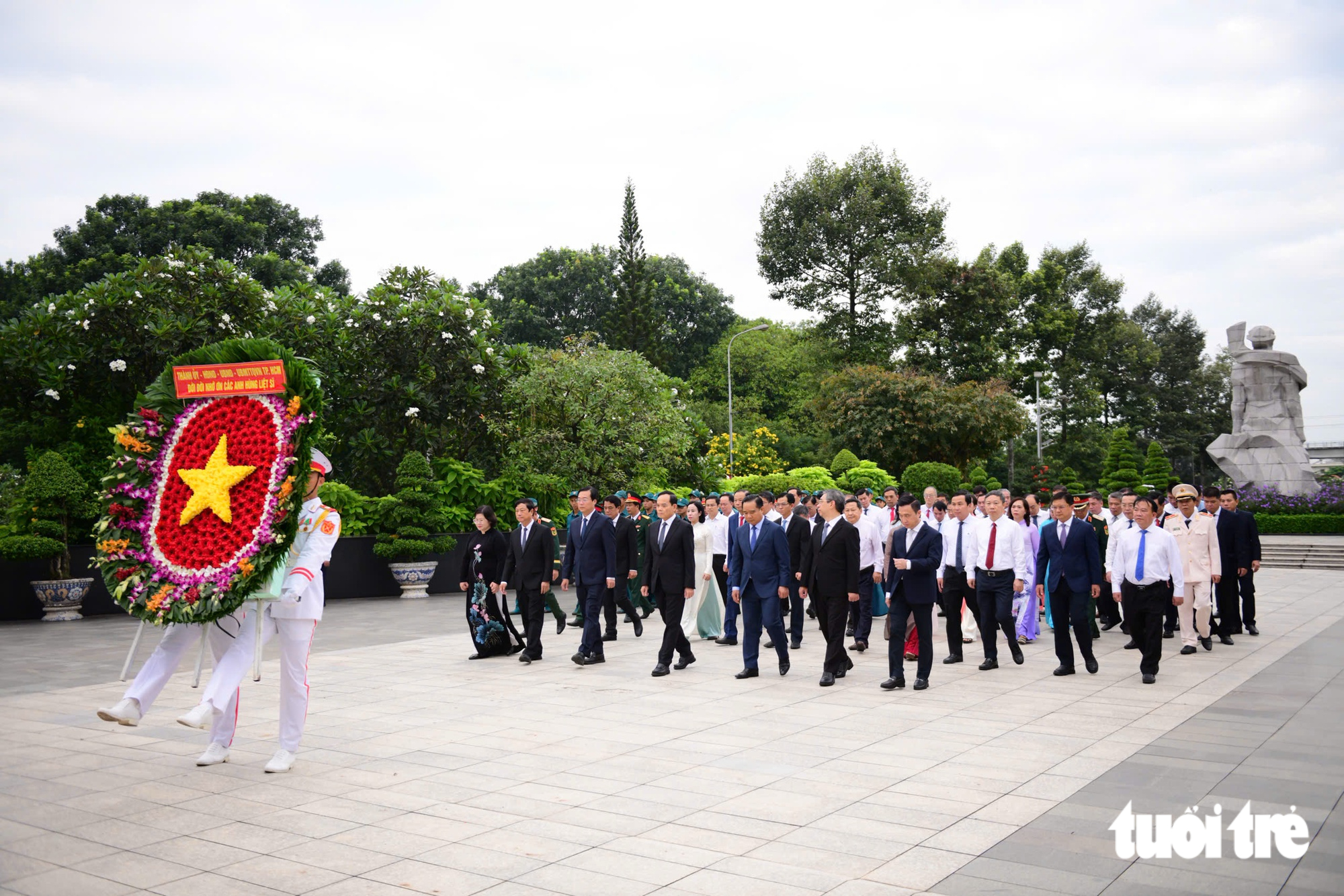 Bí thư Trần Lưu Quang cùng lãnh đạo TP.HCM dâng hương tưởng niệm Chủ tịch Hồ Chí Minh, các anh hùng liệt sĩ