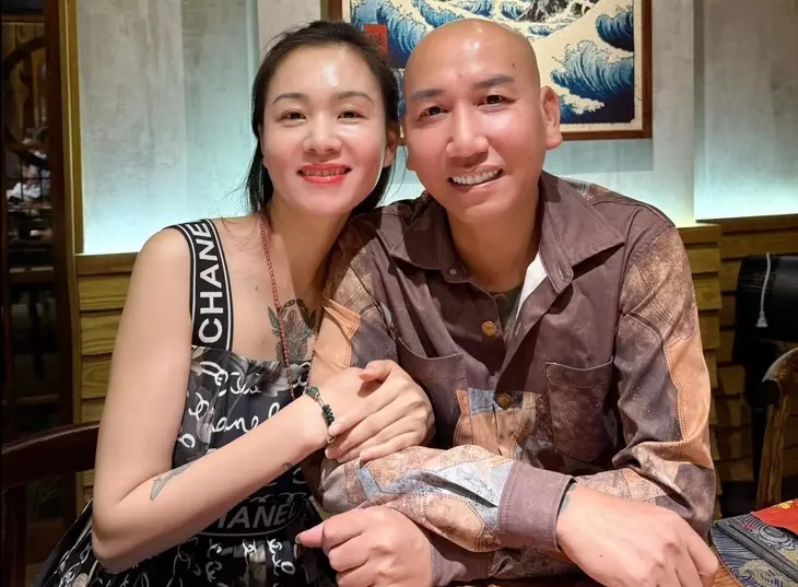 Vợ chồng Phú Lê. Ảnh: FBNV