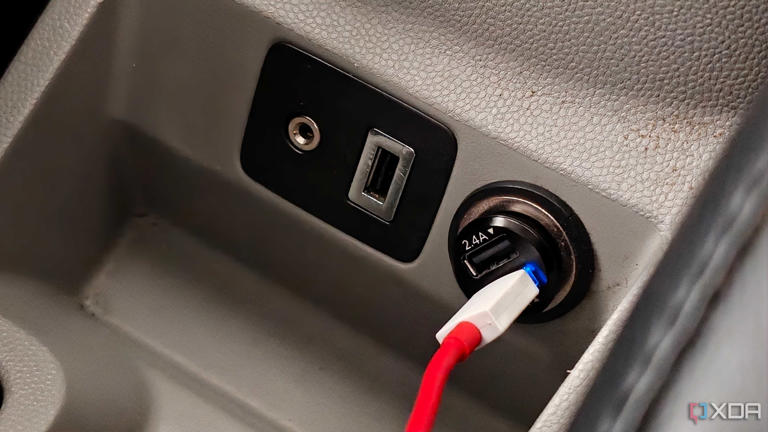I put a $20 USB hub in my car, and now my dash cam, phone, and Android ...