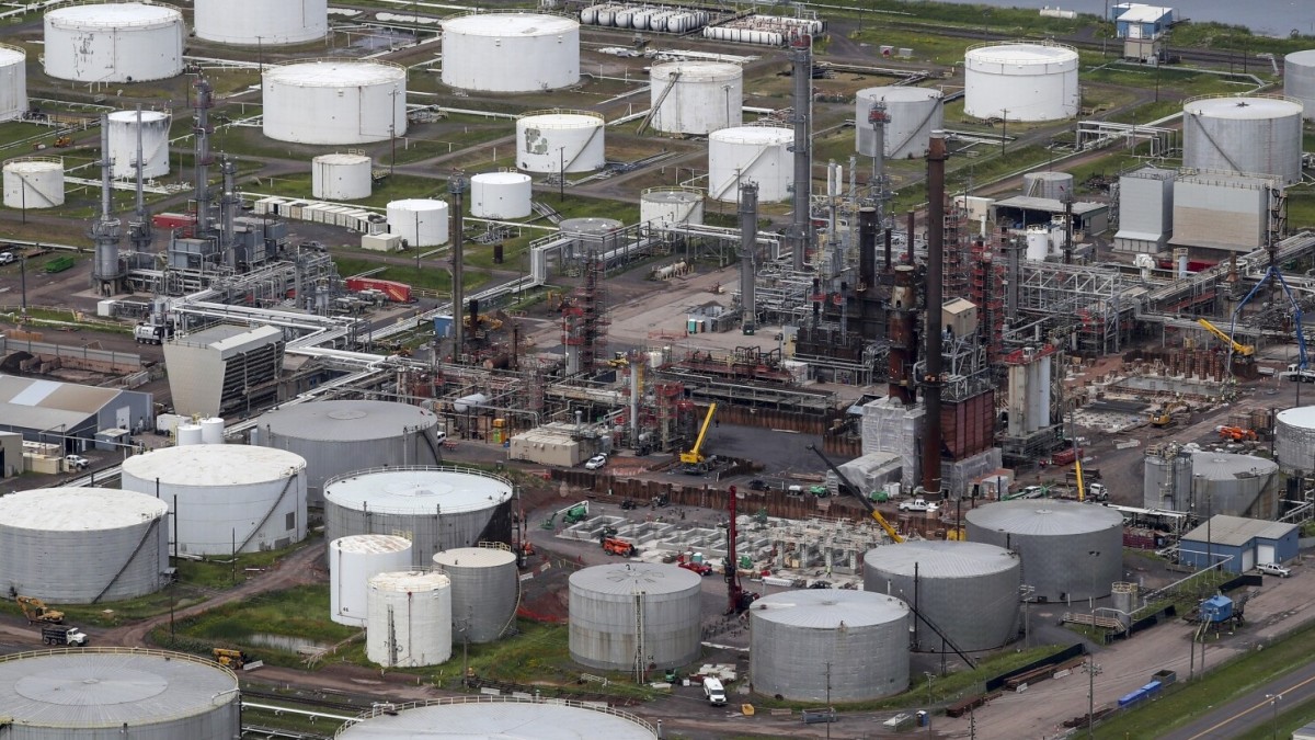 us-refiners-face-new-crude-squeeze-as-canada-cuts-oil-sands-output