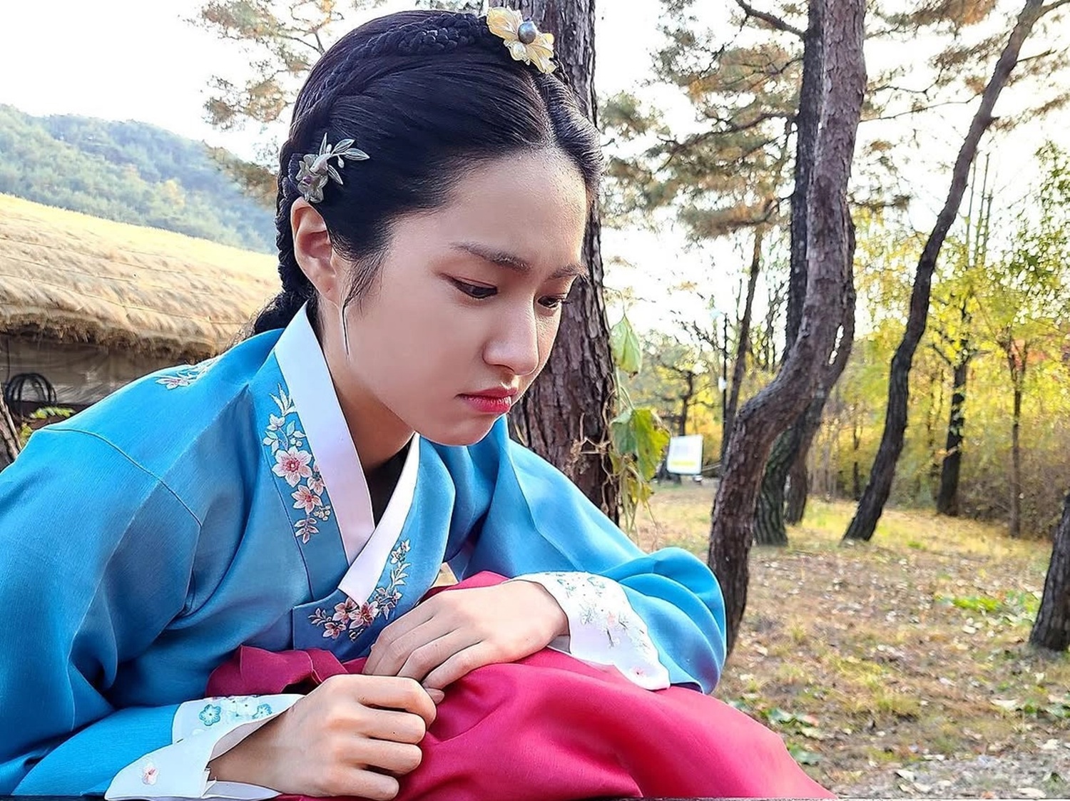 ‘증조부 친일파 논란’ 하영, 살길 열렸다…숨죽이던 엄청난 지원군들 등장