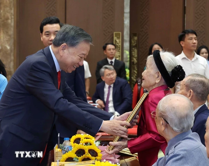 Trọn đời giữ vững lời thề, trao gửi niềm tin, ý chí cách mạng