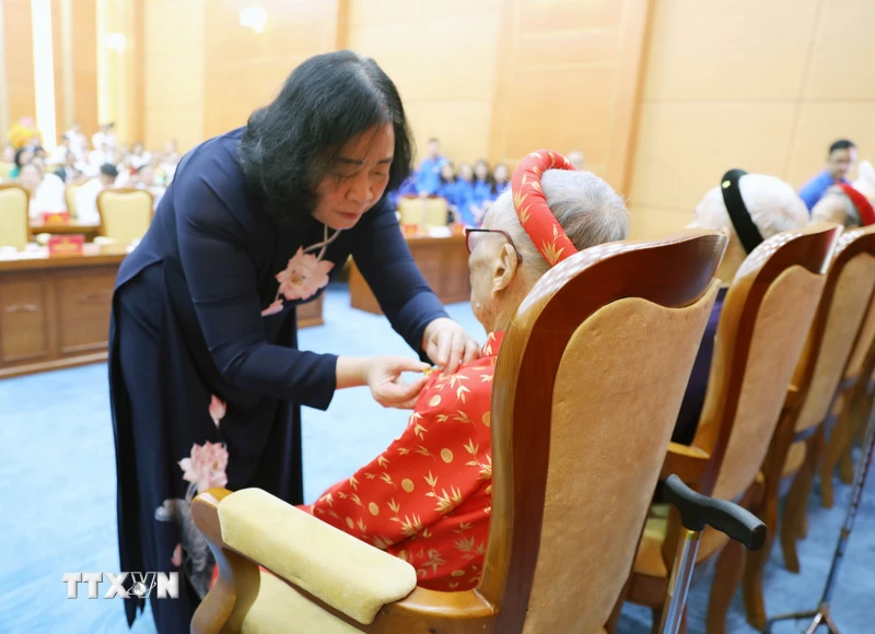 Lãnh đạo Đảng, Nhà nước trao tặng Huy hiệu 80 năm tuổi Đảng cho các đảng viên lão thành