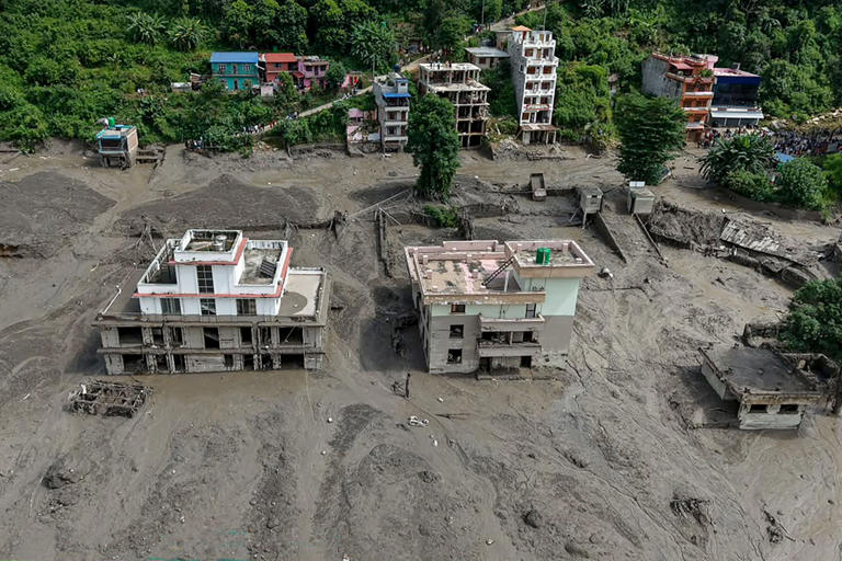 inondations-au-n-pal-19-morts-et-384-personnes-port-es-disparues
