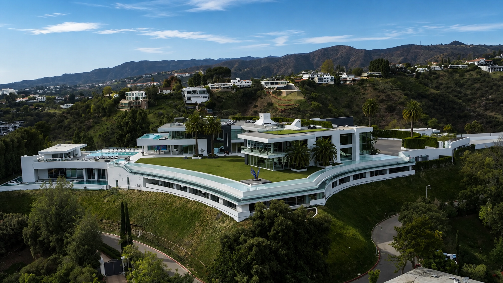 The mansion was listed for $500 million - then it sold for less than it ...