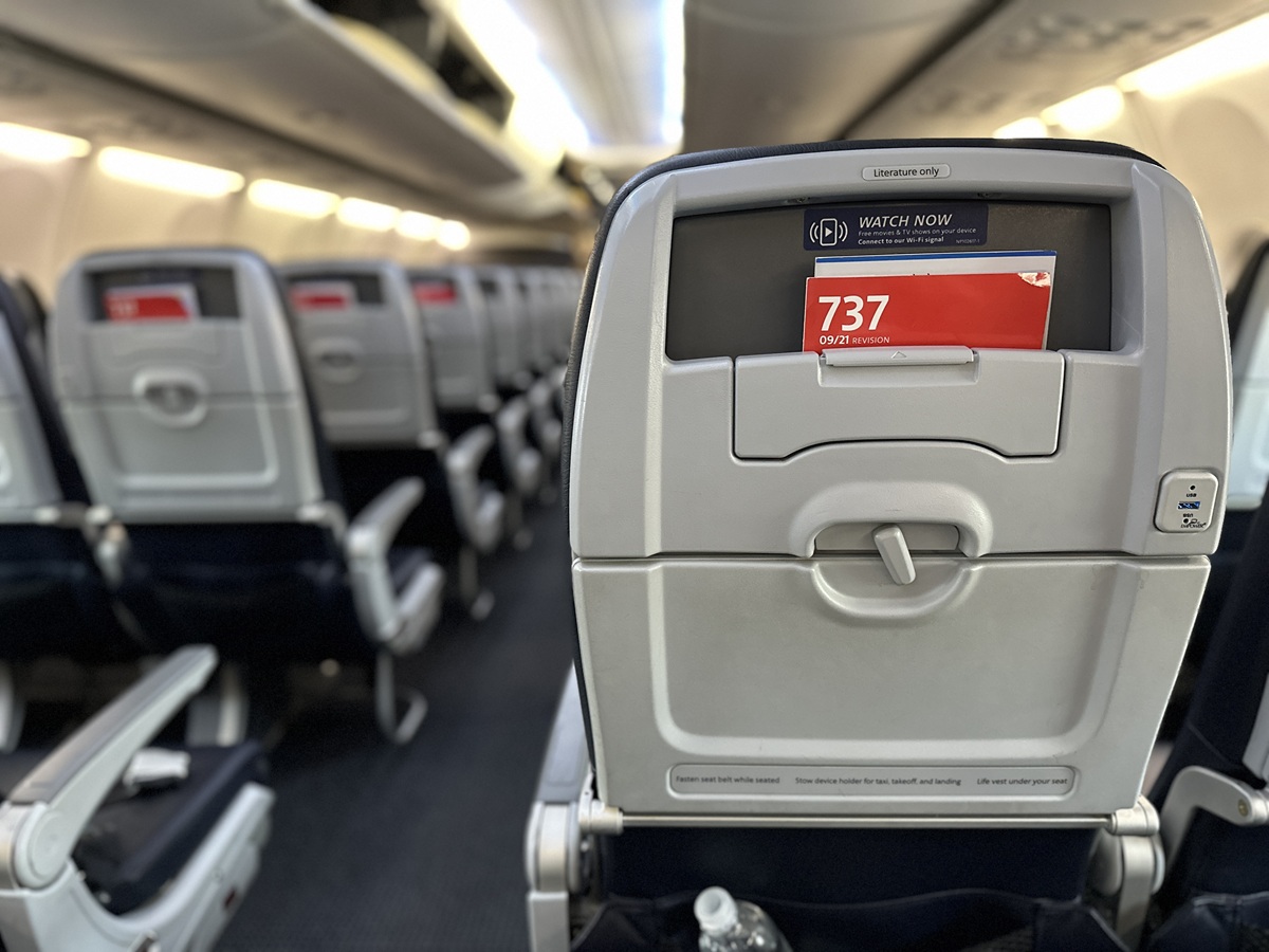 Pilots are playing Dolly Parton on the way to the gate — and it's breaking everyone's heart