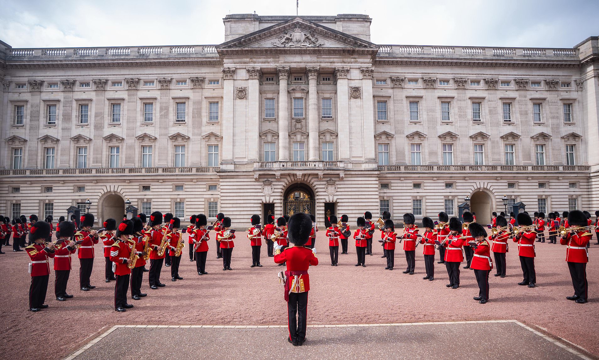Buckingham Palace guards pay tribute to Dolly Parton with rendition of 9 to 5 after her death