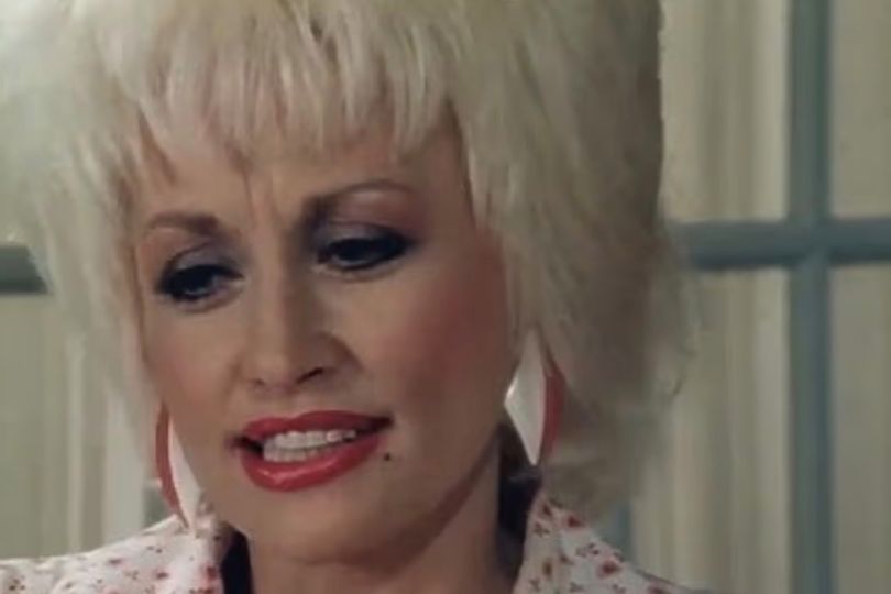 dolly-parton-shuts-down-presenter-asking-how-big-her-breasts-are-in