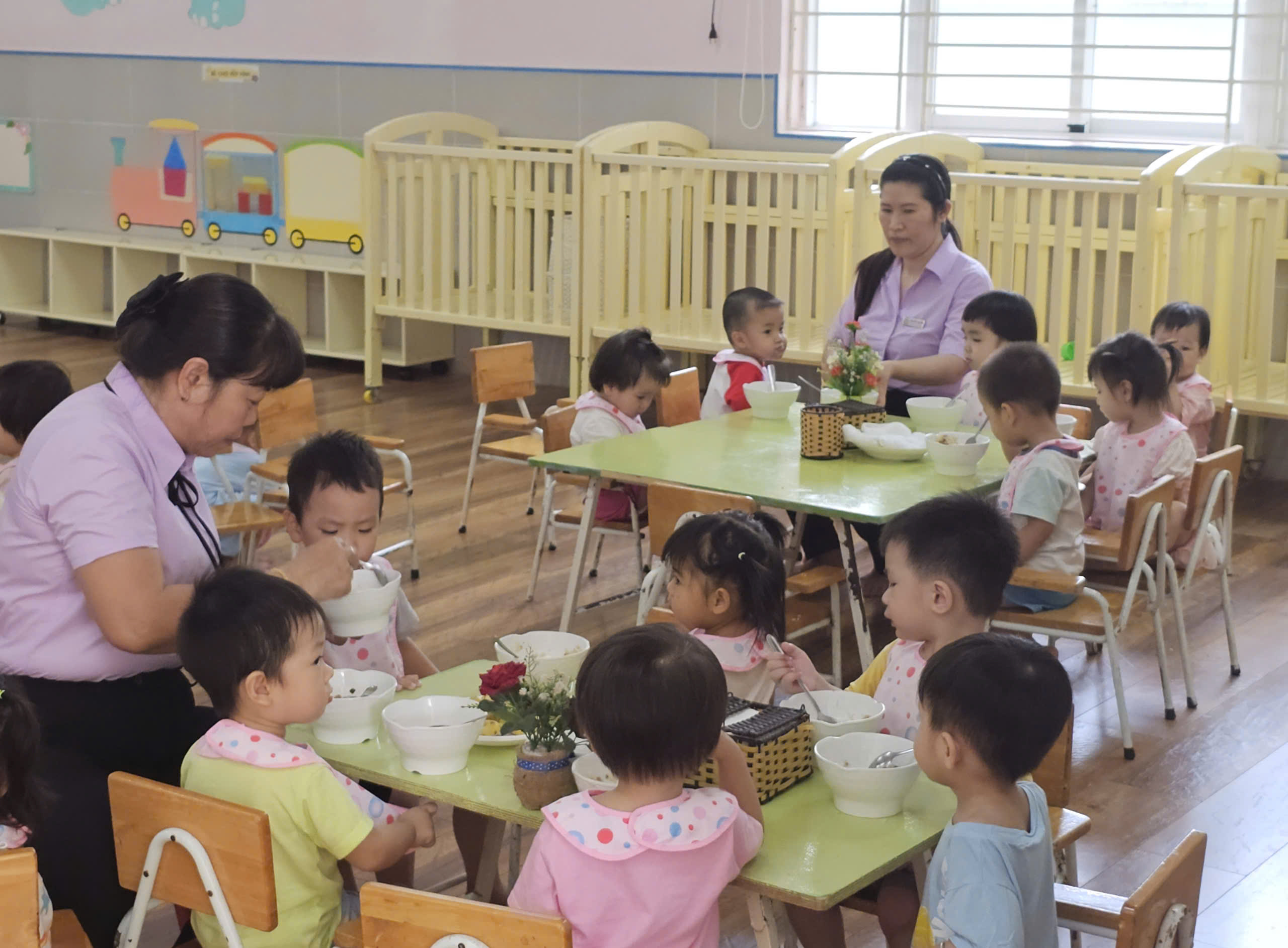 Nhiều xã phường tại TP.HCM bắt đầu áp dụng thí điểm chương trình Tick xanh trách nhiệm cho bếp ăn, suất ăn tại các trường mầm non - Ảnh: N.TRÍ