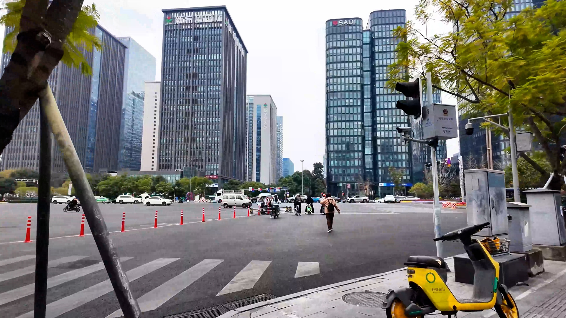 Les rues des villes modernes en Chine entourées d'immeubles de verre ...