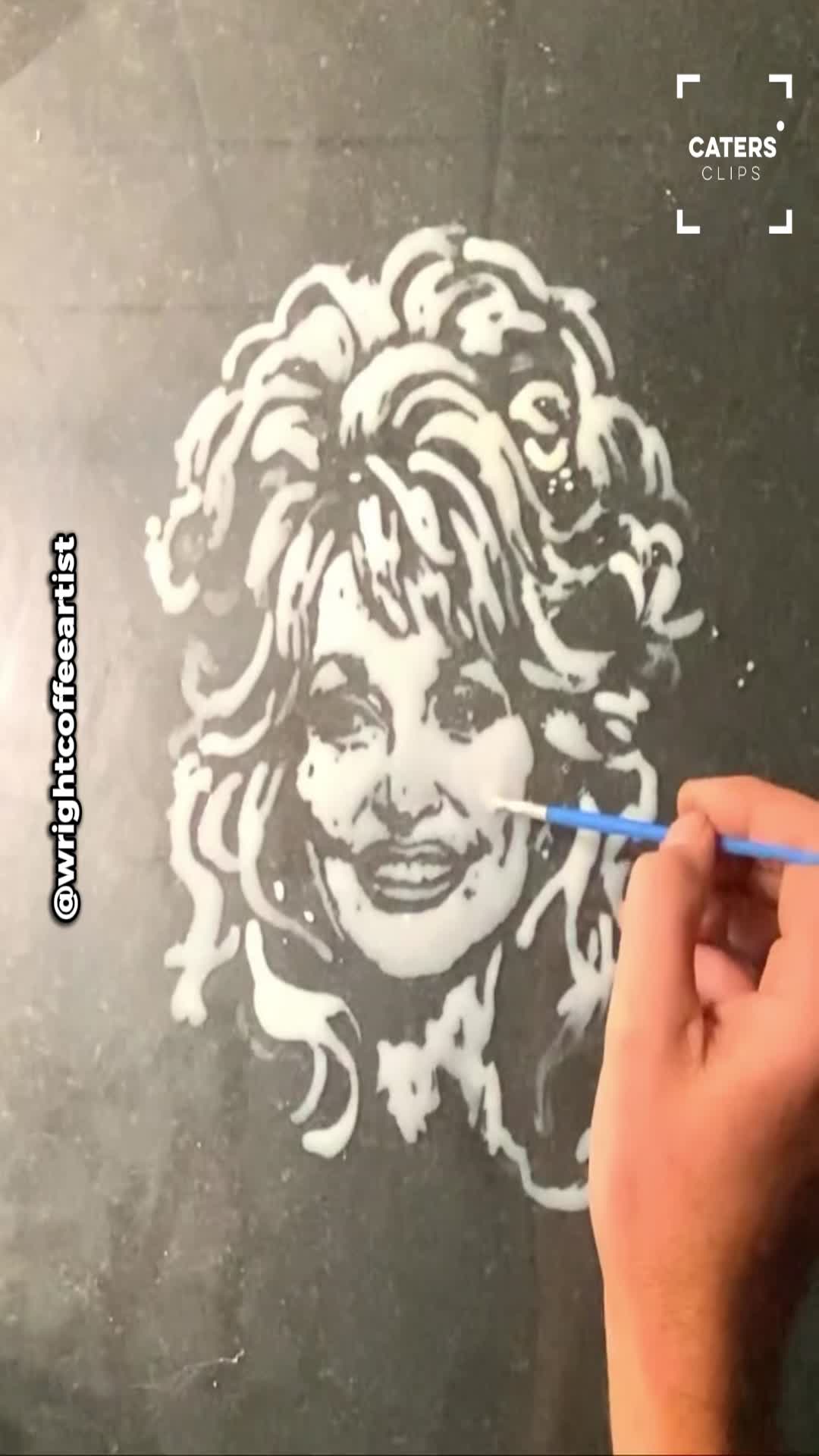 dolly-parton-remembered-in-stunning-portrait-made-with-an-unusual