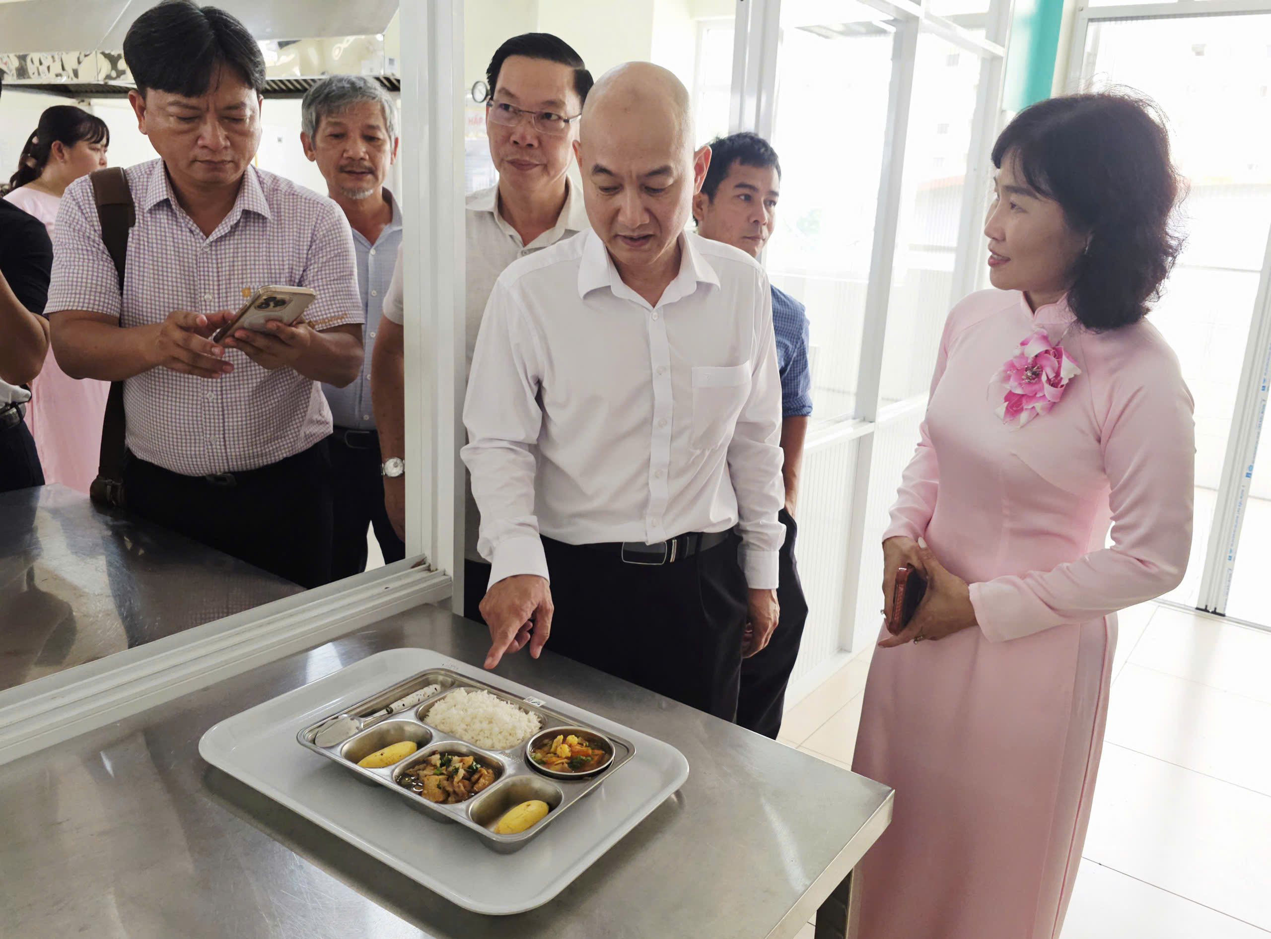 Suất ăn cho học sinh tại các trường đang được nhiều nhà trường, phụ huynh quan tâm - Ảnh: N.TRÍ
