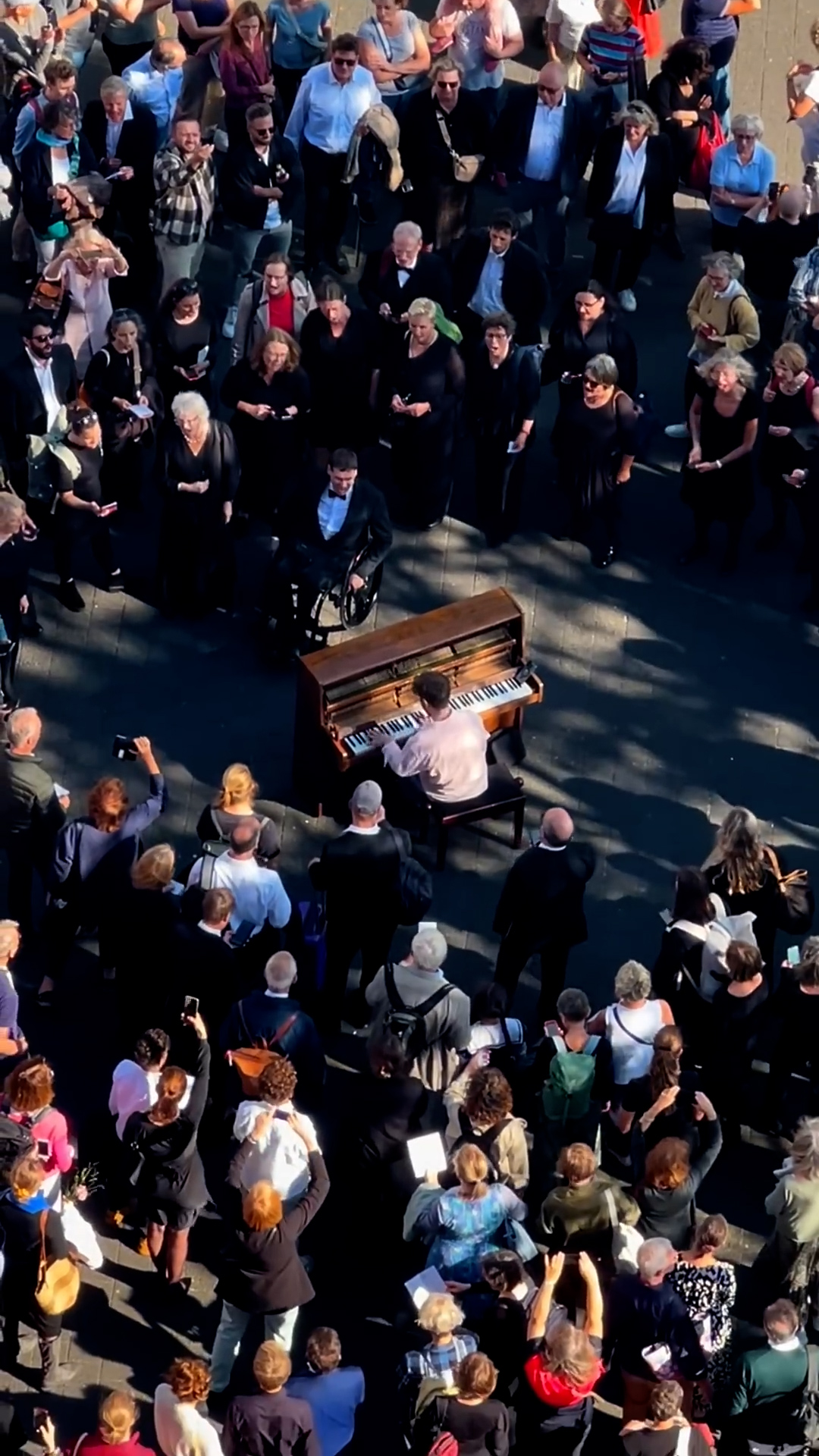 A surprise choir takes over the performance in Germany