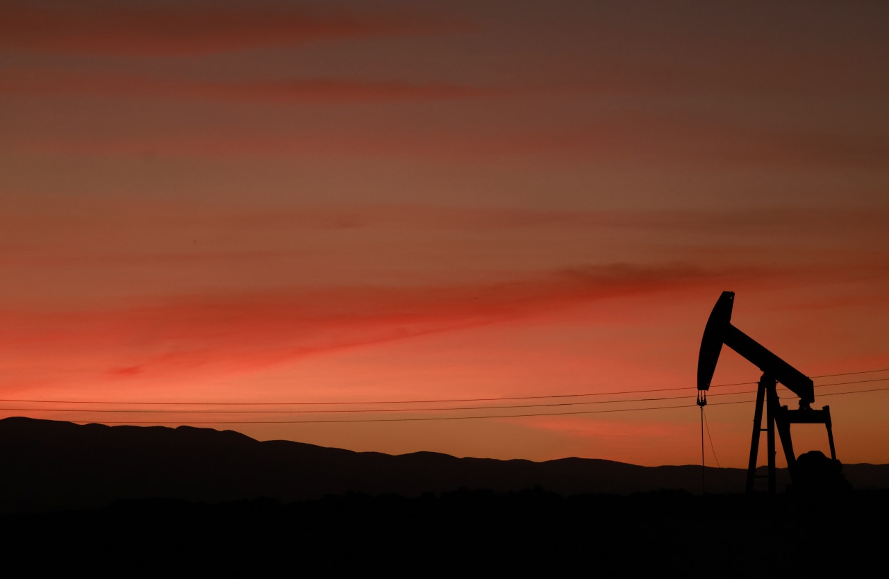 US crude oil inventories see modest weekly build