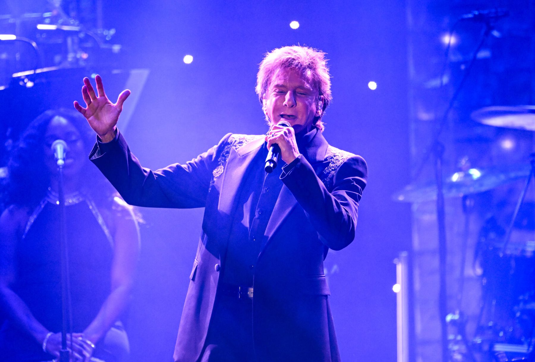 barry-manilow-taking-a-quick-break-from-las-vegas-residency