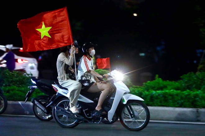 Đêm không ngủ của hàng triệu người hâm mộ bóng đá Việt Nam