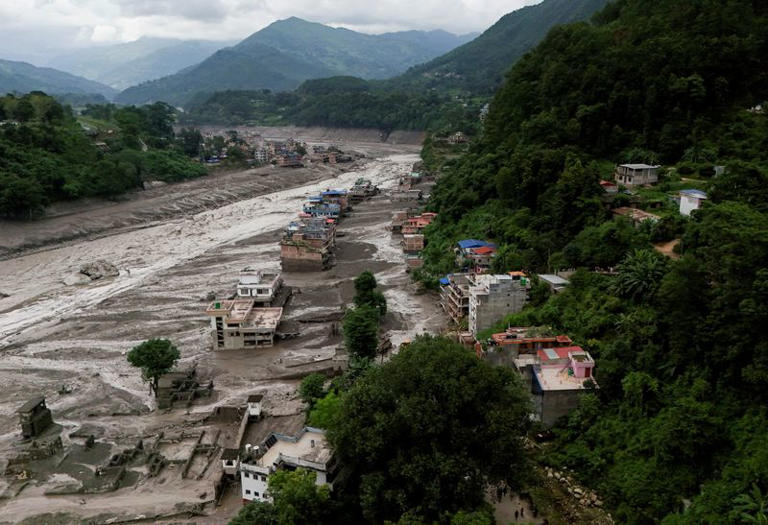 Imagem tirada de dentro de um carro mostrando propriedades cobertas de lama após uma enchente repentina em Trishuli, no distrito de Nuwakot, no Nepal 26 de agosto de 2026 REUTERS/Navesh Chitrakar