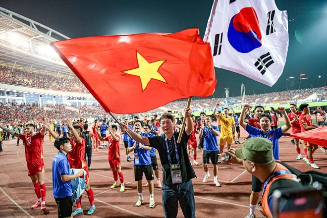 Báo Hàn Quốc: HLV Kim Sang Sik đưa vị thế của bóng đá Việt Nam lên tầm cao mới
