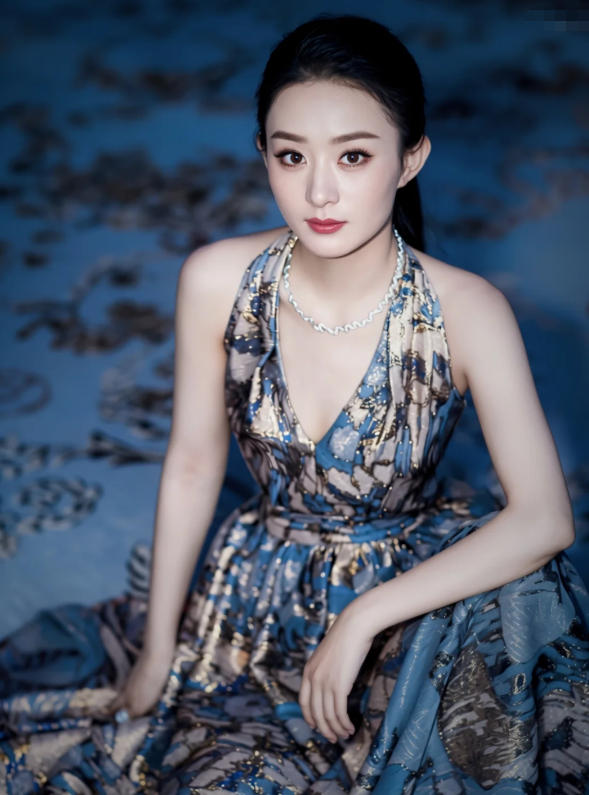 据现场主持人后续发文还原，赵丽颖当天已经准时抵达活动现场，并非网传迟到耍大牌。抵达之后遭遇车内空调与室外高温剧烈温差，身体突发不适，即便难受，她依旧想咬牙坚持完成整场直播，先在车内休息调整状态。