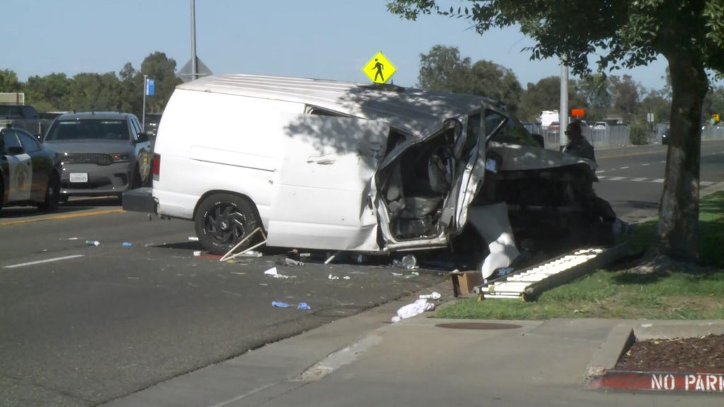 1 dead, 2 hurt after van collides with tree in Sacramento County