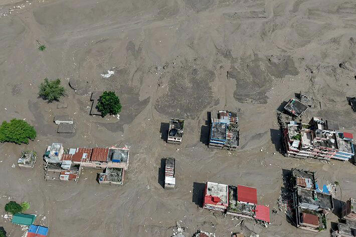 Casas encontram-se parcialmente submersas em águas barrentas à beira de um rio após inundações repentinas em Trishuli Bazar, no distrito de Nuwakot, no Nepal. Foto: Prabin Ranabhat/AFP