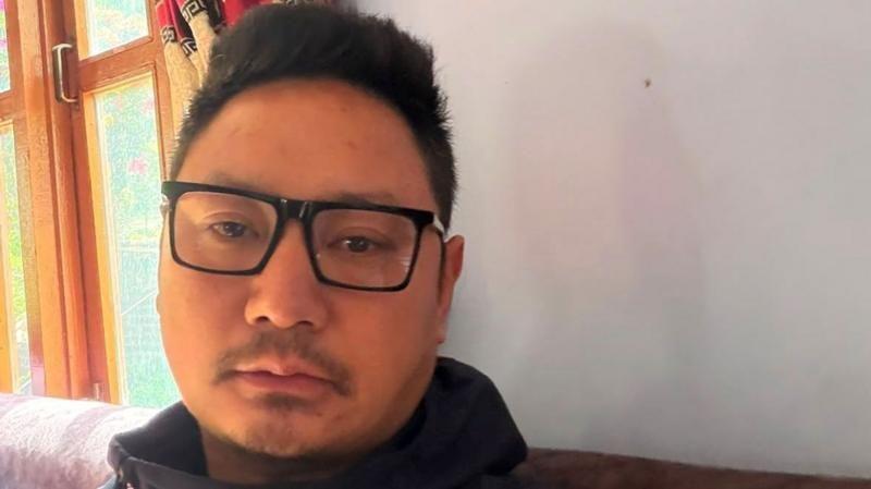 Sonam Dorjee reza para que a irmã possa ser encontrada com vida
