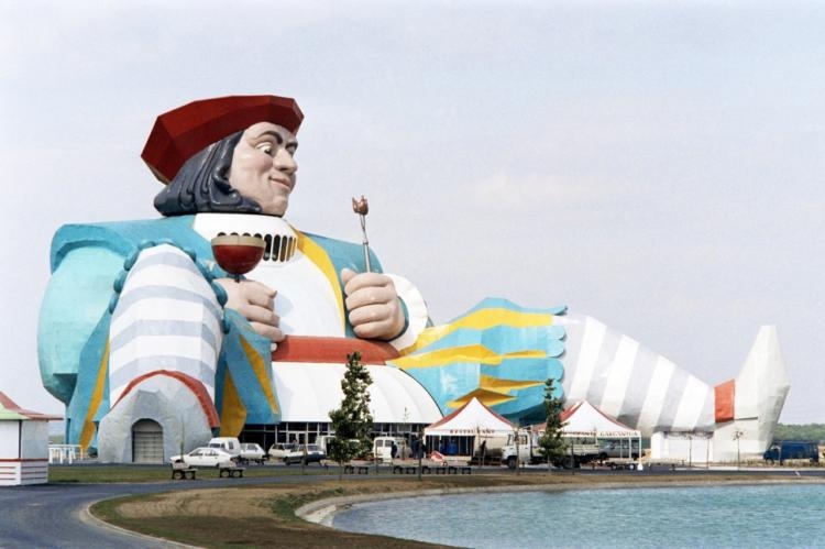 La statue Gargantua située à l’entrée du parc Mirapolis, en 1987