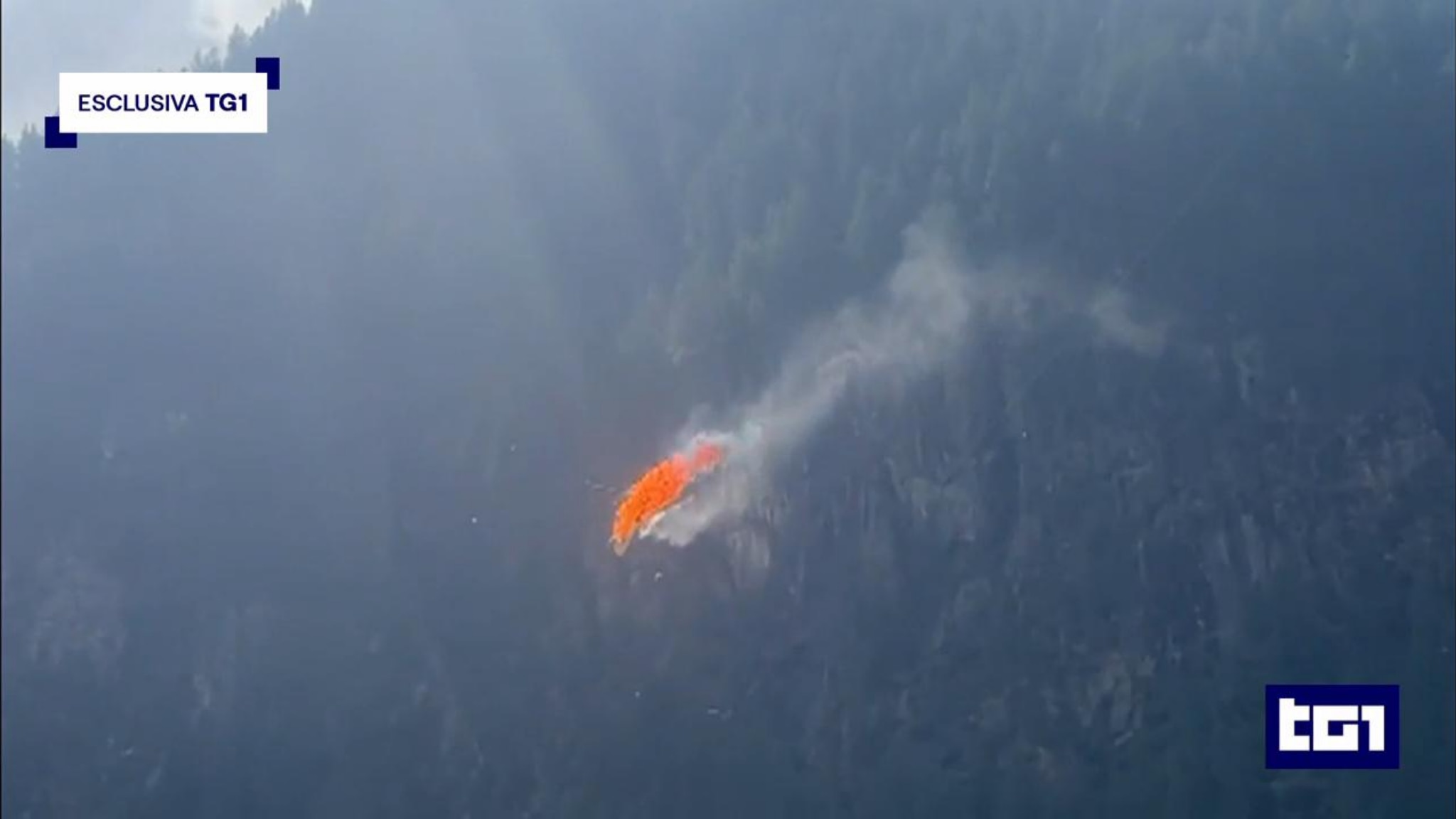 l-elicottero-urta-i-cavi-della-teleferica-e-precipita-in-fiamme-le