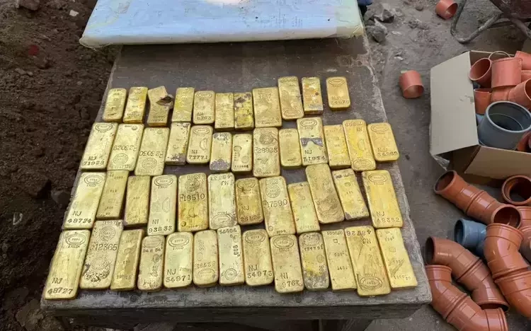 Cảnh sát tiếp nhận 50 thỏi vàng được tìm thấy trong tường căn nhà