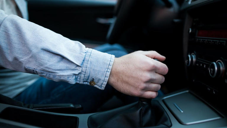 5 vícios ao dirigir que estão destruindo o seu carro (e o seu bolso)